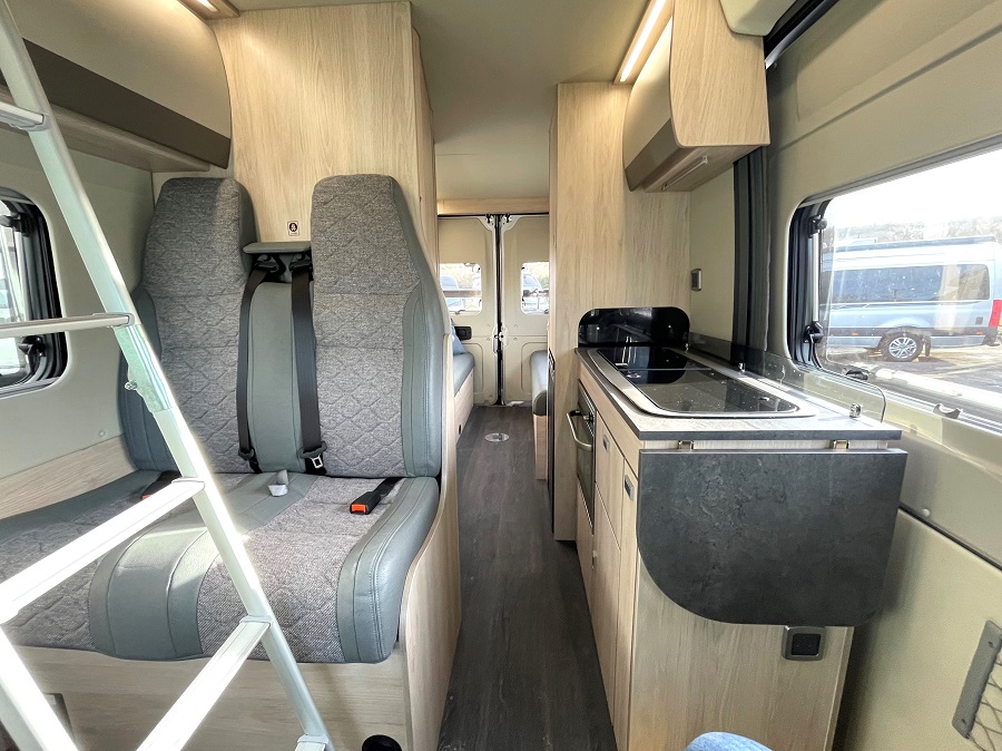 Auto-Trail Adventure 65S - Automatic