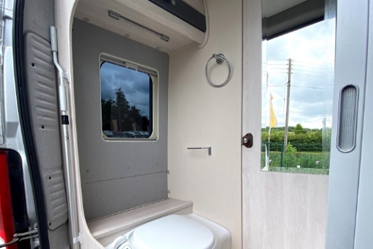 auto-sleepers-kemerton-xl-interior-bathroom.jpg