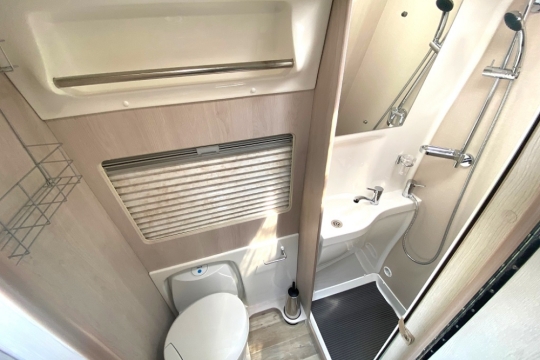 auto-sleepers-warwick-xl-interior-bathroom.jpg