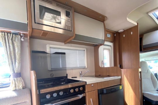 auto-trail-imala-625-interior-kitchen.jpg