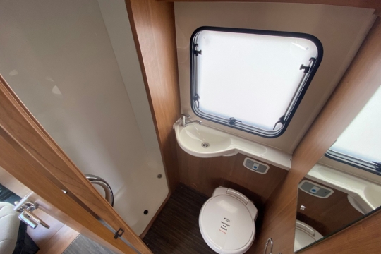 auto-trail-imala-625-interior-bathroom.jpg