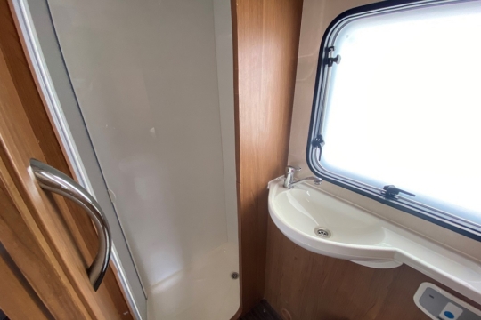 auto-trail-imala-625-interior-shower.jpg