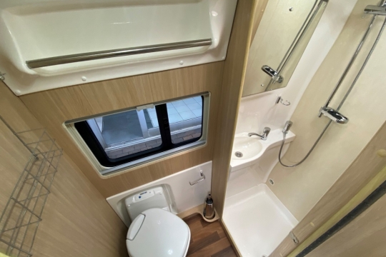 auto-sleepers-warwick-xl-interior-bathroom.jpg