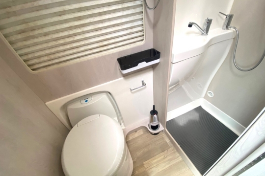 auto-sleepers-warwick-xl-interior-bathroom.jpg