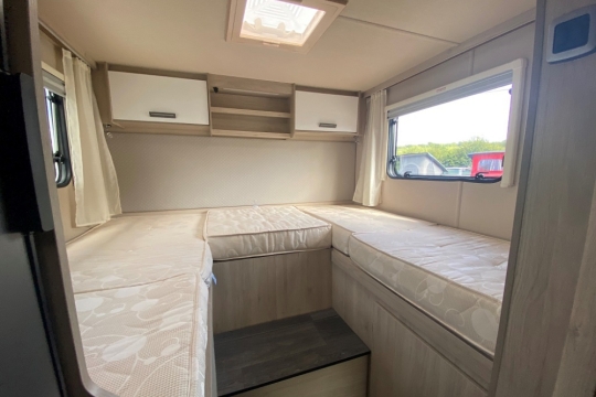 auto-trail-f70-interior-bed.jpg