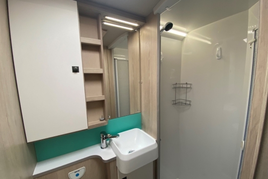 auto-trail-f70-interior-washroom-2.jpg