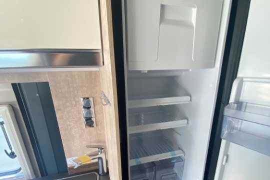 laika-ecovip-cv600-interior-fridge.jpg