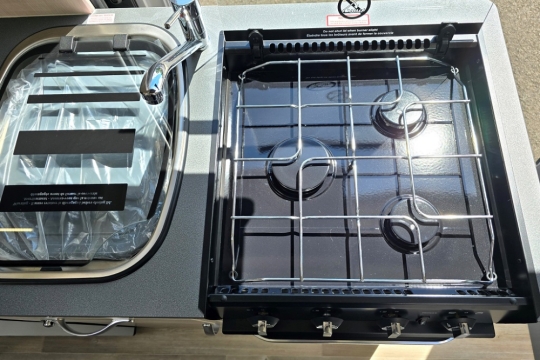 auto-sleepers-warwick-xl-interior-hob.jpg