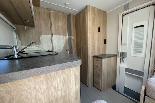 elddis-majestic-105-interior-opposite-kitchen.jpg