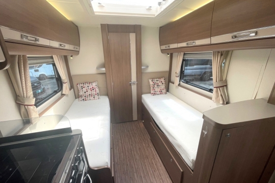 elddis-majestic-285-interior-beds.jpg