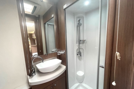 elddis-majestic-285-interior-bathroom.jpg