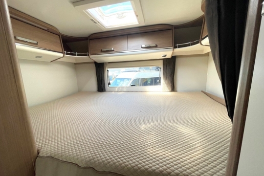 malibu-I-410-db-interior-bed.jpg