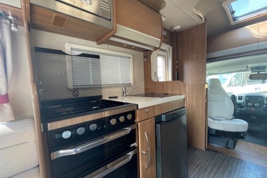 auto-trail-imala-625-interior-kitchen.jpg