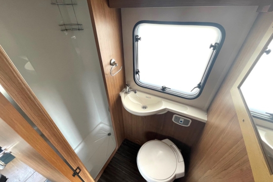 auto-trail-imala-625-interior-bathroom.jpg