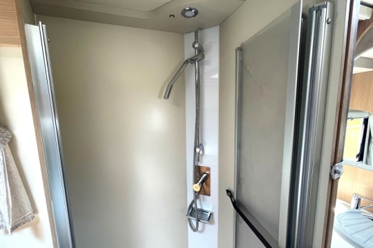 mclouis-fusion-367-interior-shower.jpg