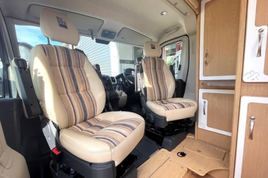 ih-n630-rls-interior-cab-seats.jpg