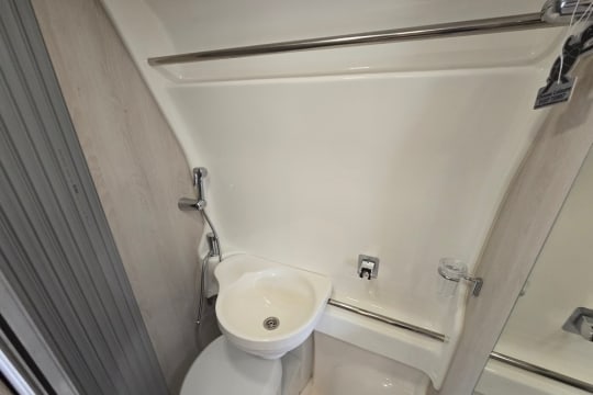 auto-sleepers-fairford-mq-interior-bathroom.jpg