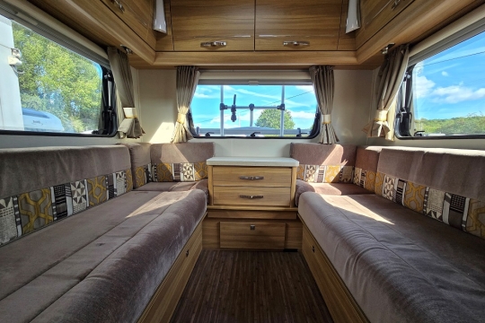 6677-Elddis-Evolution-180-Lounge.jpg