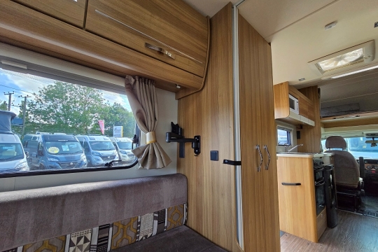 6677-Elddis-Evolution-180-Lounge-tv.jpg