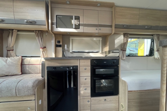 elddis-majestic-185-interior-kitchen.jpg