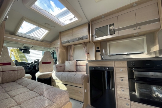 elddis-majestic-185-interior-skylights.jpg