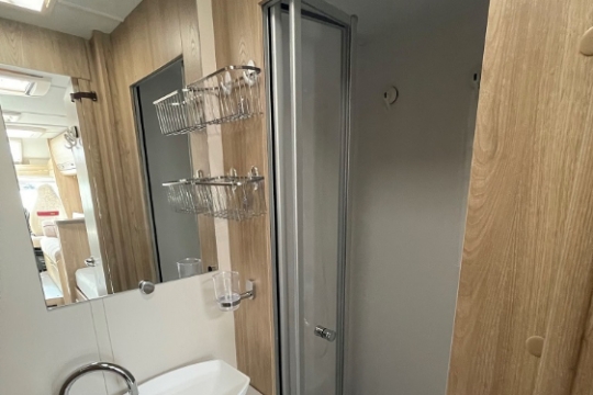 elddis-majestic-185-interior-shower.jpg