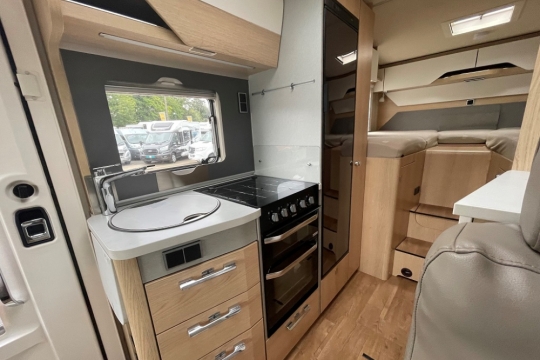 hymer-mci-580-interior-kitchen.jpg