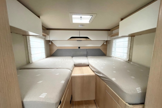 hymer-mci-580-interior-beds.jpg