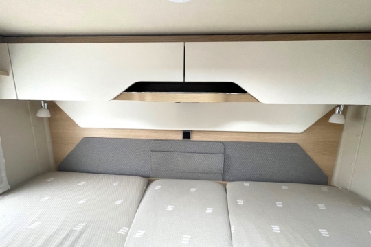 hymer-mci-580-interior-headboard.jpg