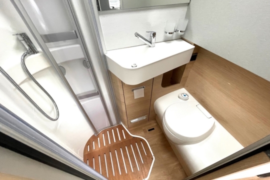 hymer-mci-580-interior-washroom.jpg