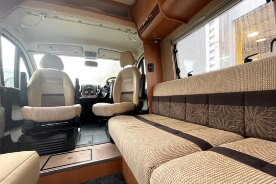 auto-cruise-tempo-interior-front-lounge.jpg