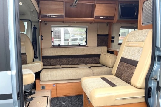 auto-cruise-tempo-interior-front-lounge-2.jpg