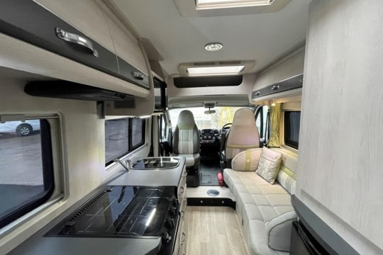 auto-sleepers-kingham-interior-to-front.jpg