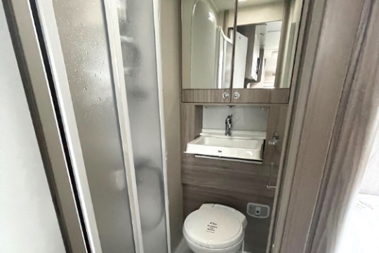 elddis-majestic-155-interior-bathroom.jpg