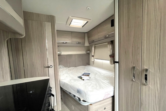 elddis-majestic-155-interior-bed-2.jpg