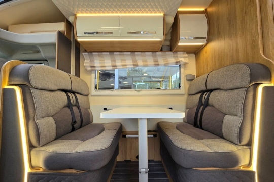 rollerteam-autoroller-747-interior-dinette.jpg