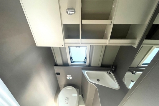 Etrusco-cv-600-db-interior-washroom.jpg