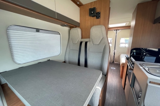 auto-trail-tribute-620-interior-dinette.jpg