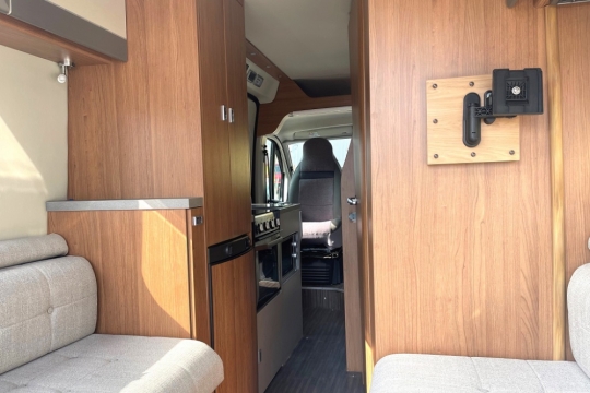 auto-trail-tribute-620-interior-to-front.jpg