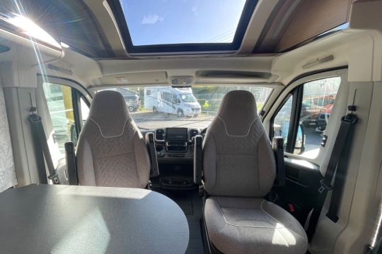 malibu-first-class-GT-skyroom-640-le-rb-interior-front-cab.jpg