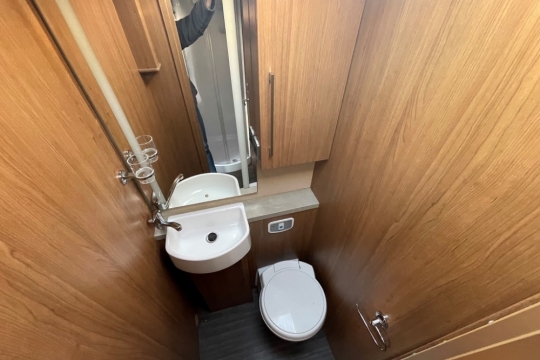 auto-trail-commanche-interior-washroom.jpg