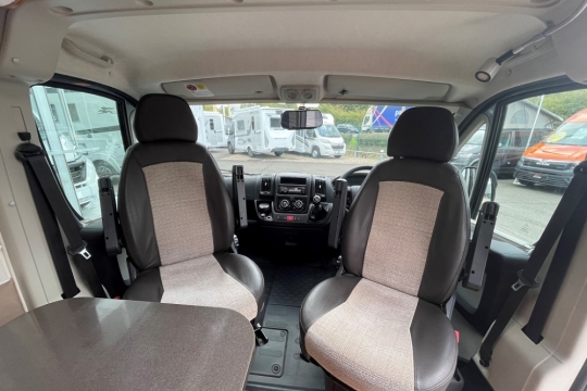 adria-twin-640-spx-interior-cab.jpg