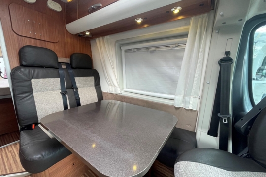 adria-twin-640-spx-interior-dinette.jpg