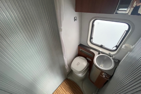 adria-twin-640-spx-interior-bathroom.jpg