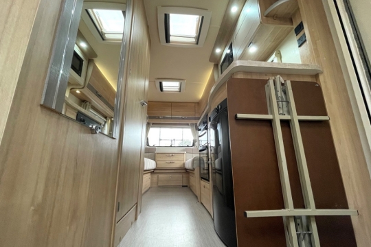 elddis-supreme-195-interior-to-rear-floor.jpg