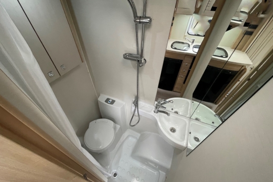 elddis-supreme-195-interior-bathroom-2.jpg