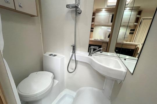 elddis-supreme-195-interior-bathroom-1.jpg