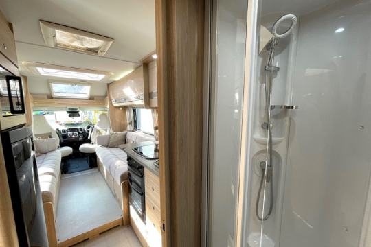 elddis-evolution-175-interior-shower-to-front.jpg