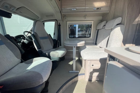 elddis-autoquest-cv40-interior-front-seating.jpg