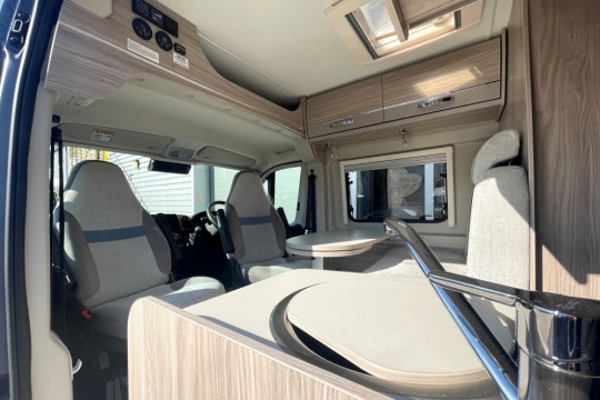 elddis-autoquest-cv40-interior-sink-to-front.jpg